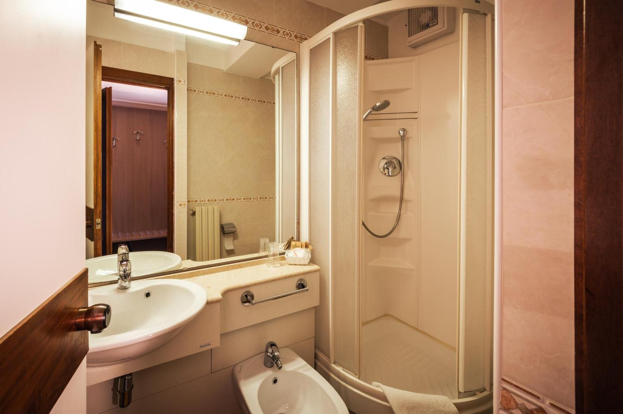 Hotel Ristorante Vapore Faggeto Lario Екстериор снимка